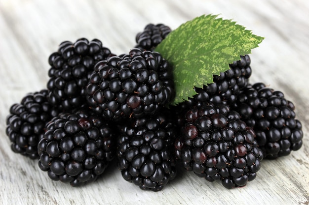 Süße Brombeeren auf Tischnahaufnahme