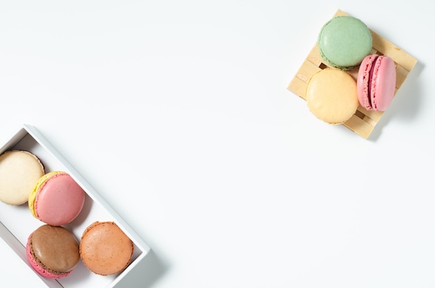 Süße bunte Macarons isoliert auf weißem Hintergrund Leckere bunte Macarons