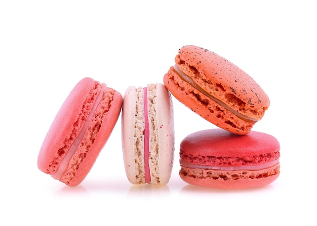 Süße bunte Macarons isoliert auf weißem Hintergrund