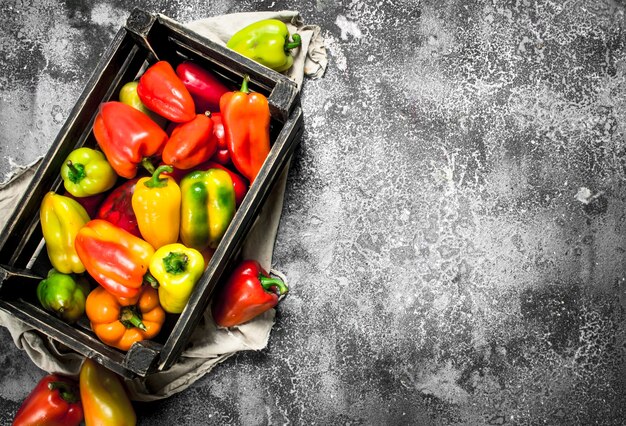 Foto süße bunte paprika in einer box