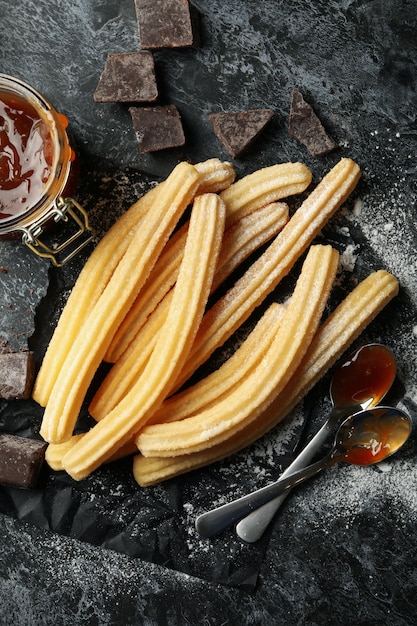 Süße Churros und Puderzucker