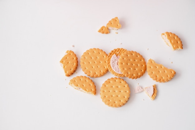 Süße cremige Füllcracker auf einem weißen Pastellhintergrund Flache Lage