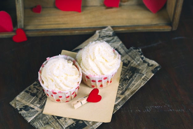 Süße Cupcakes mit Sahne auf Vintage Pergament