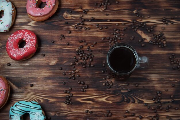 Süße Donuts auf einem Dessert auf einem hölzernen Hintergrund