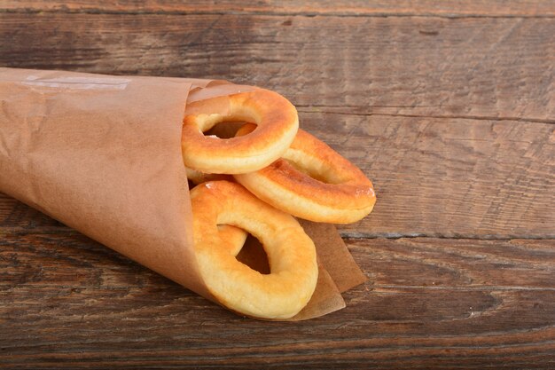 Süße Donuts auf Holzuntergrund