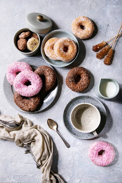 Süße Donuts mit Kaffee