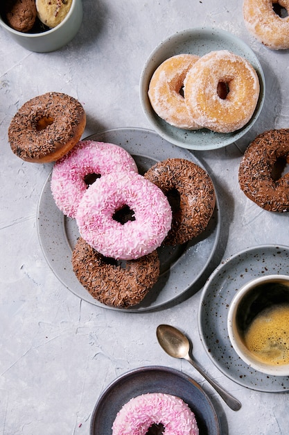 Süße Donuts mit Kaffee