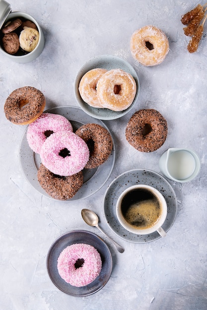 Süße Donuts mit Kaffee