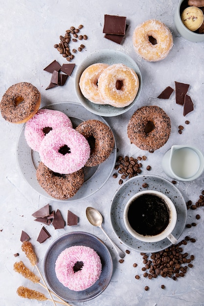 Süße Donuts mit Kaffee