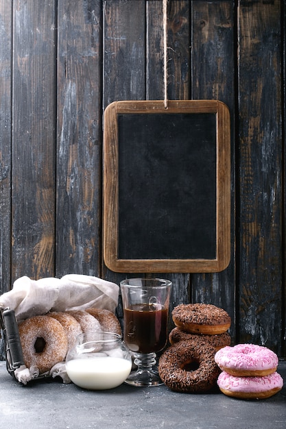 Foto süße donuts mit kaffee