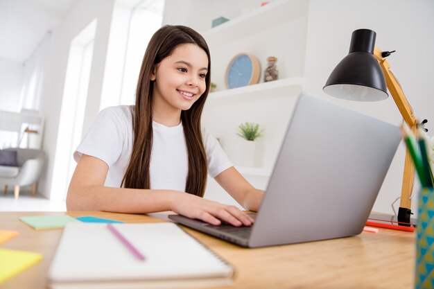 süße entzückende kleine Mädchen Bildung Lektion Zeit schreiben Netbook