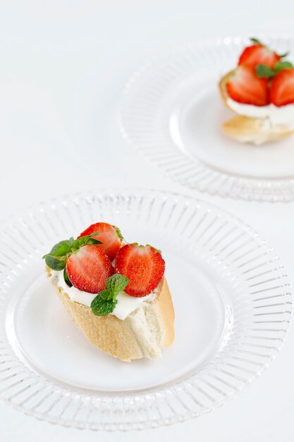 Süße Erdbeer Dessert Sandwich Bruschetta Snack Vorspeisen mit Erdbeere