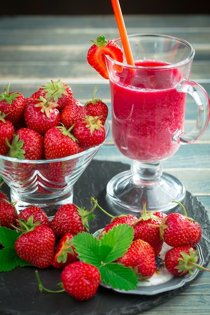 Süße Erdbeeren und gesunde Smoothies auf dem Tisch.