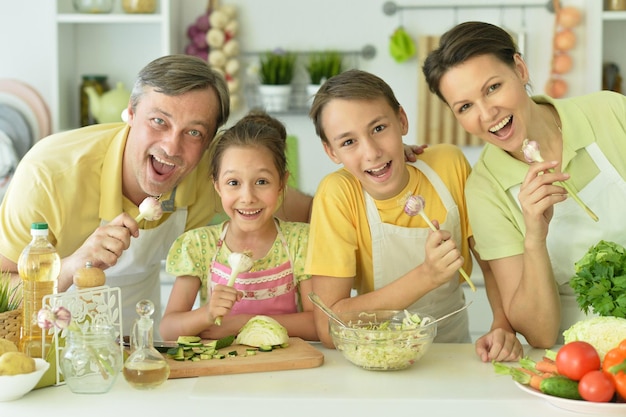 Süße Familie kochen