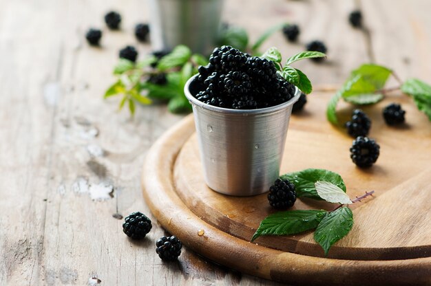 Süße frische Brombeere auf dem Holztisch