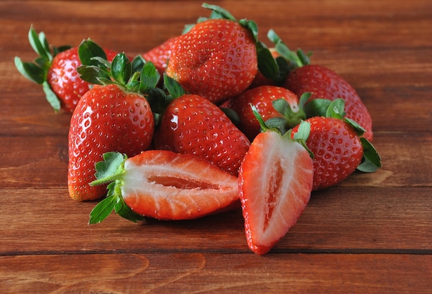 Süße frische Erdbeeren auf Holztisch