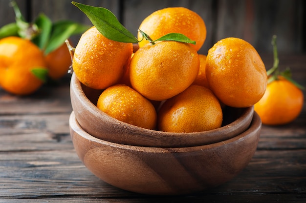 Süße frische Mandarine auf dem Holztisch