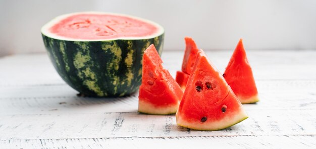 Süße frische Wassermelone auf weißem Holz backgroundred Wassermelone