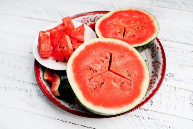 Süße frische Wassermelone auf weißem Holz backgroundred Wassermelone