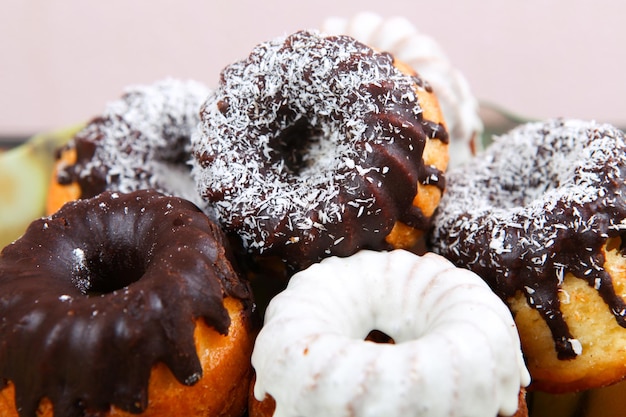 Süße frische Wüstenkuchen auf dem Tisch