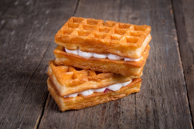 Süße geschmackvolle Wiener Waffeln auf Holztisch. Frühstücksnachtisch.