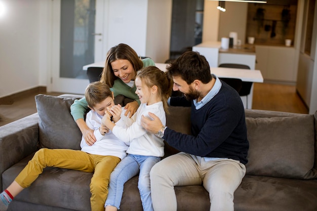 Süße Geschwister streiten sich zu Hause um die TV-Fernbedienung