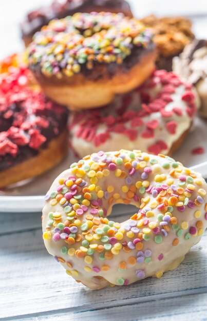 Süße glasierte Donuts auf dem Tisch - Nahaufnahme.