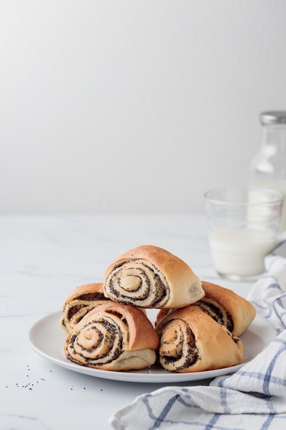 Süße hausgemachte Mohnbrötchen mit Milch