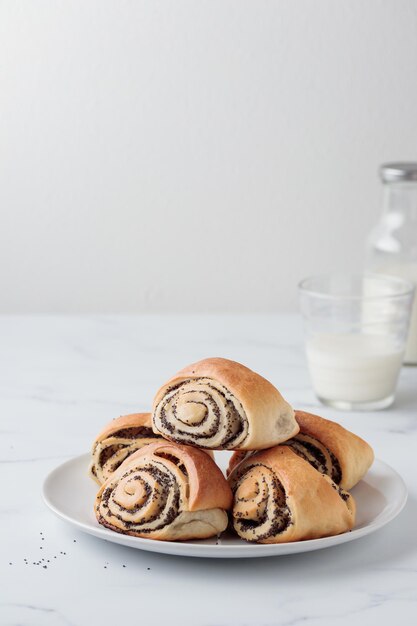 Süße hausgemachte Mohnbrötchen mit Milch