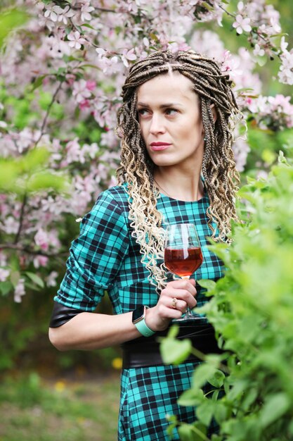 süße hübsche junge Frau im Freien mit Glas Wein trinken