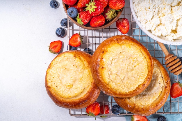 Süße Hüttenkäsebrötchen Vatrushka Ukrainisch Osteuropa traditionell gebackenes Dessert kleiner offener Kuchen mit Hüttenkäsefüllung