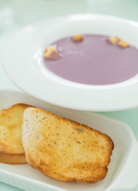 süße japanische Kartoffelsuppe mit Brot