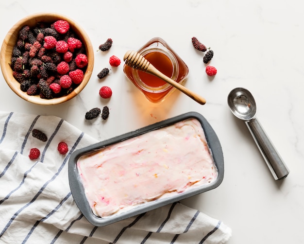 Süße Joghurt-Beeren-Eiscreme