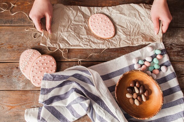 Süße Kekse für Ostern verpacken