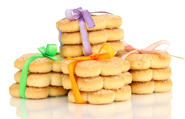 Süße Kekse gebunden mit bunten Bändern, isoliert auf weiss