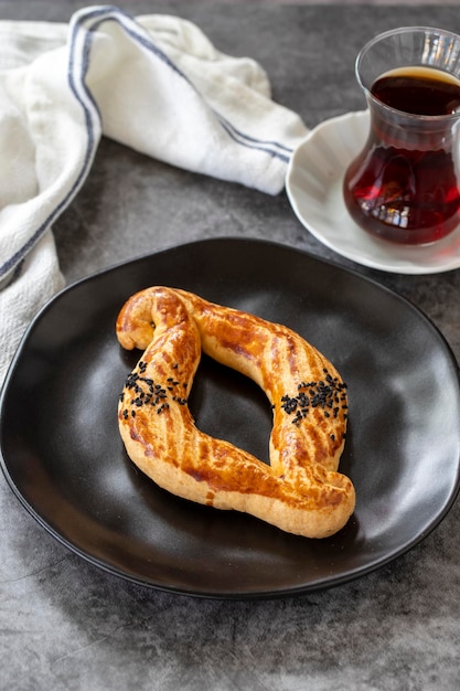 Süße Kekse Sortiment von süßen Keksen mit Sesam-Topping auf dunklem Hintergrund Bäckereierzeugnisse Vertikalansicht Ortsname catal kurabiye Nahaufnahme