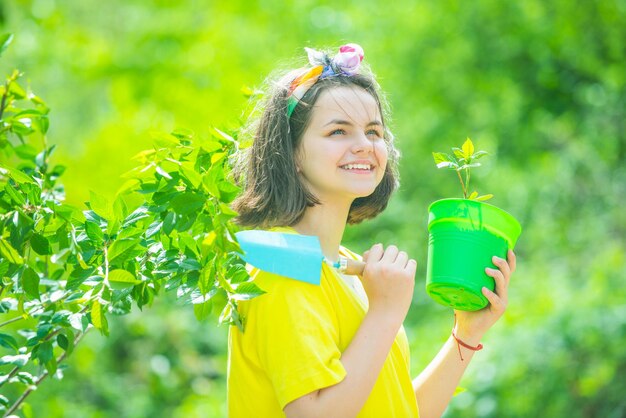 Süße Kinder aus der Kindheit, die sich im Feldsommerporträt eines glücklichen, süßen Kindes amüsieren