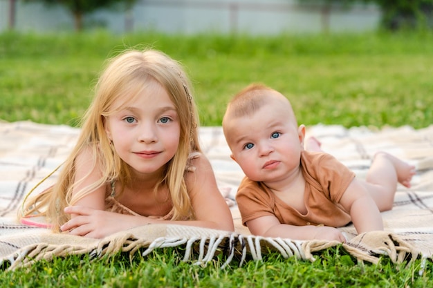 Süße Kinder liegen im Sommer auf einer Decke