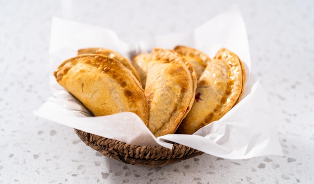 Süße Kirschen-Empanadas in der Frittierer