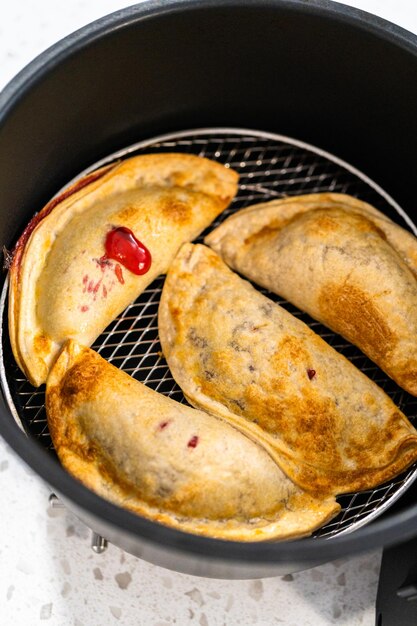 Foto süße kirschen-empanadas in der luftfrittierer