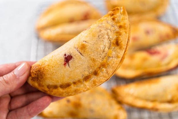 Foto süße kirschen-empanadas in der luftfrittierer