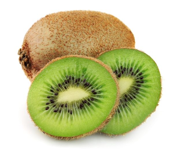 Süße Kiwi hautnah auf Weiß