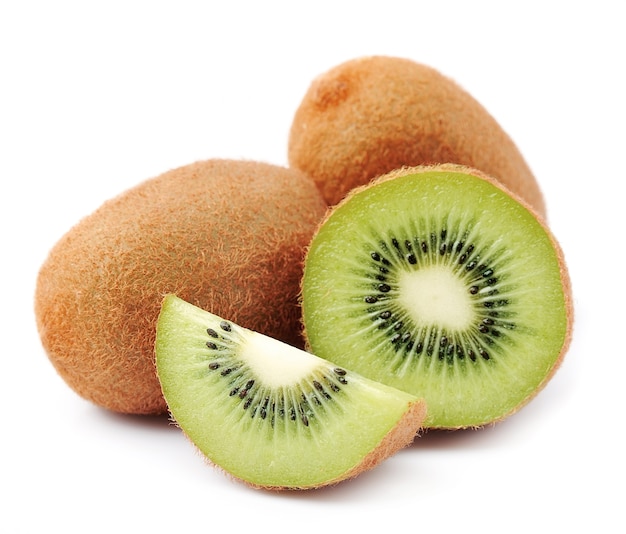 Süße Kiwis auf weißem Hintergrund