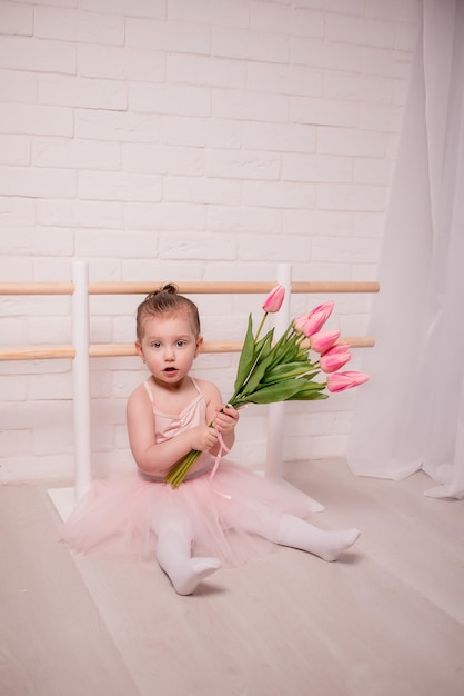 Süße kleine Ballerina und ihre Lehrerin machen Übungen im Ballettunterricht