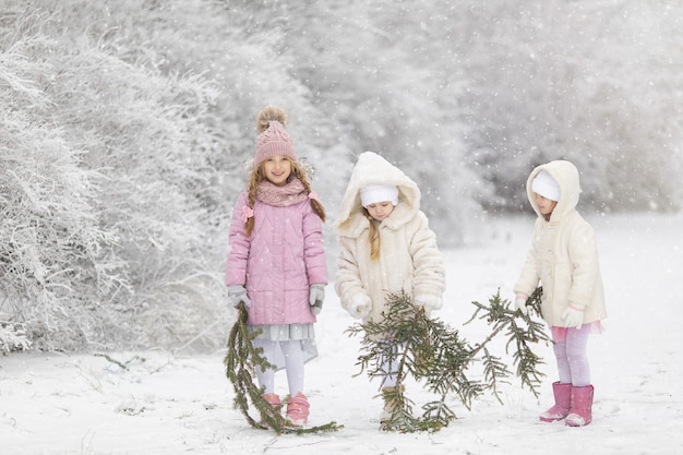 Süße kleine Mädchen im Winter im Schnee vor dem Neujahrsspaziergang