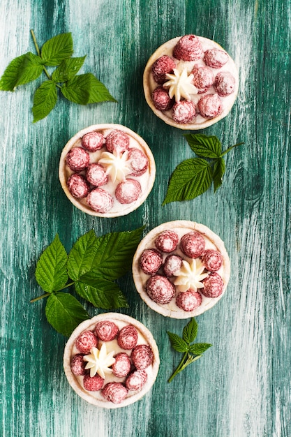 Süße kleine Törtchen mit frischen Himbeeren