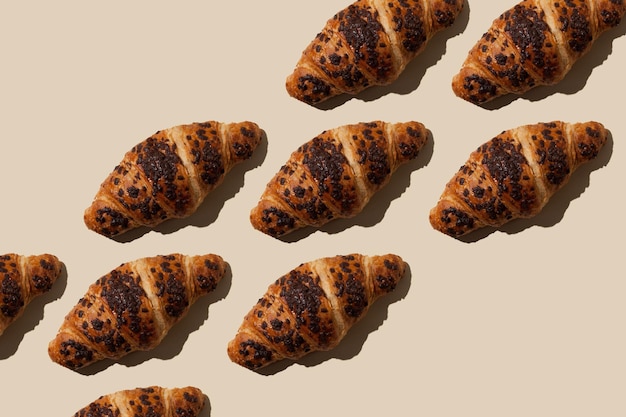 Süße knusprige Croissants mit Schokoladenmuster