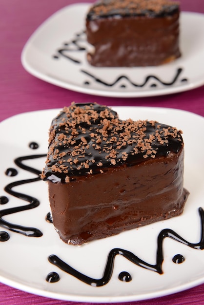 Süße Kuchen mit Schokolade auf Teller auf Tischnahaufnahme