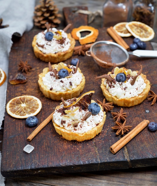 Süße Kuchen mit weißer Sahne