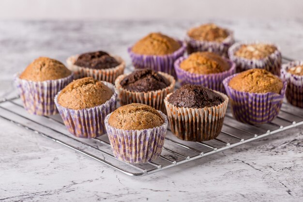 Süße Kuchen oder Cupcakes auf hellem Marmorhintergrund. Feiertagskuchenfeier, köstliches Dessert, Nahaufnahme